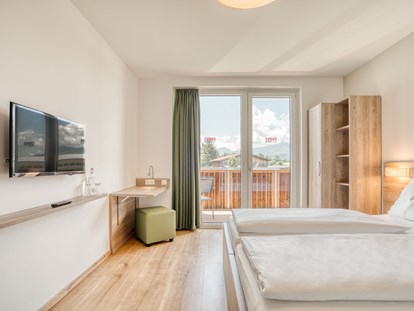 Hotels an der Piste - Preisniveau: moderat - Itter - Standard Zimmer - COOEE alpin Hotel Kitzbüheler Alpen