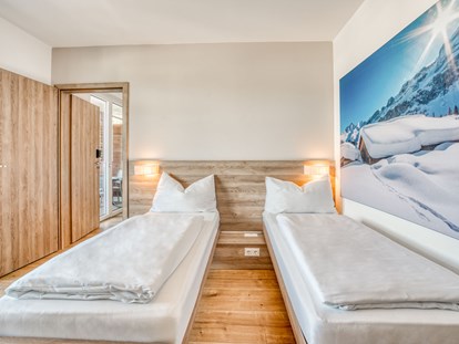 Hotels an der Piste - Skikurs direkt beim Hotel: für Kinder - Familienzimmer - COOEE alpin Hotel Kitzbüheler Alpen