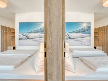 Hotels an der Piste - Ski-In Ski-Out - SkiStar St. Johann in Tirol - Familienzimmer - COOEE alpin Hotel Kitzbüheler Alpen