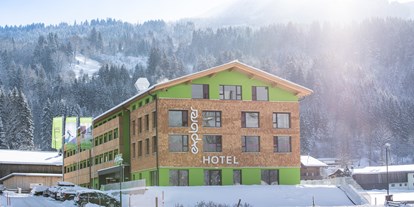 Hotels an der Piste - Skikurs direkt beim Hotel: für Kinder - SkiStar St. Johann in Tirol - Außenansicht des Explorer Hotels Kitzbühel in St. Johann in Tirol - Explorer Hotel Kitzbühel
