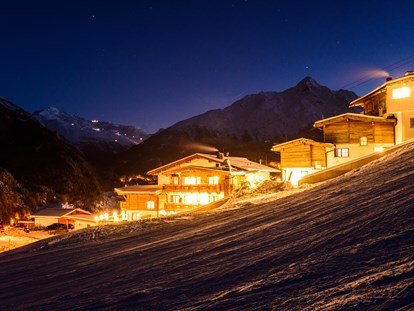 Hotels an der Piste - Skiraum: videoüberwacht - Brenner - Aussenansicht Winter - Grünwald Resort Sölden