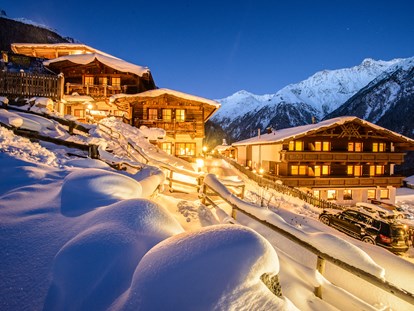Hotels an der Piste - Parkplatz: gebührenpflichtig beim Hotel - Aussenansicht Winter - Grünwald Resort Sölden
