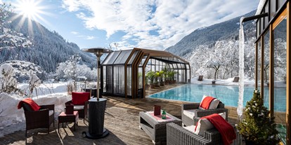 Hotels an der Piste - Skigebiet Bad Kleinkirchheim - Beheizter & Überdachbarer Außenpool (Winter 31°C) und Blick auf unsere Sonnenterrasse  - Genusshotel Almrausch