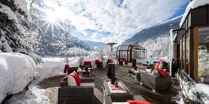 Hotels an der Piste - Skiraum: versperrbar - Kanzelhöhe - Beheizter & Überdachbarer Außenpool (Winter 31°C) und Blick auf unsere Sonnenterrasse  - Genusshotel Almrausch