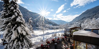 Hotels an der Piste - Pools: Außenpool beheizt - Skigebiet Bad Kleinkirchheim - Blick auf unsere Sonnenterrasse  - Genusshotel Almrausch