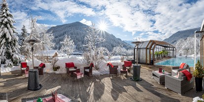 Hotels an der Piste - Hotel-Schwerpunkt: Skifahren & Wellness - Kanzelhöhe - Beheizter & Überdachbarer Außenpool (Winter 31°C) und Blick auf unsere Sonnenterrasse  - Genusshotel Almrausch