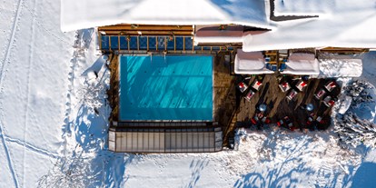 Hotels an der Piste - Hunde: hundefreundlich - Österreich - Beheizter & Überdachbarer Außenpool (Winter 31°C) und Blick auf unsere Sonnenterrasse  - Genusshotel Almrausch
