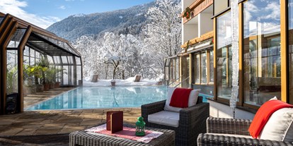 Hotels an der Piste - Skiservice: Wachsservice - Skigebiet Bad Kleinkirchheim - Beheizter & Überdachbarer Außenpool (Winter 31°C) und Blick auf unsere Sonnenterrasse  - Genusshotel Almrausch