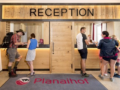 Hotels an der Piste - Hotel-Schwerpunkt: Skifahren & Kulinarik - Rezeption am Planaihof - Hotel Planaihof