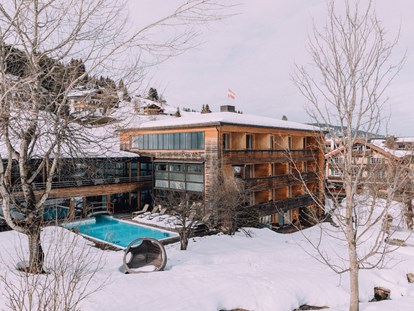 Hotels an der Piste - Skigebiet Oberstdorf Kleinwalsertal - Außenansicht im Winter - Das Naturhotel Chesa Valisa****s