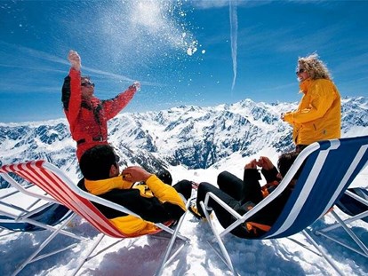 Hotels an der Piste - Wellnessbereich - Skifahren im strahlenden Sonnenschein am Gletscher - Skihotel Edelweiss Hochsölden