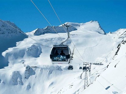Hotels an der Piste - Hotel-Schwerpunkt: Skifahren & Familie - Skifahren im strahlenden Sonnenschein am Gletscher - Skihotel Edelweiss Hochsölden