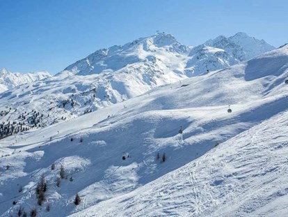 Hotels an der Piste - Hotel-Schwerpunkt: Skifahren & Wellness - Skifahren im strahlenden Sonnenschein am Gletscher - Skihotel Edelweiss Hochsölden