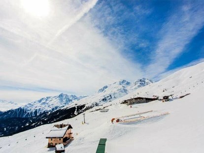 Hotels an der Piste - Verpflegung: Frühstück - Skigebiet Sölden - Skifahren im strahlenden Sonnenschein am Gletscher - Skihotel Edelweiss Hochsölden