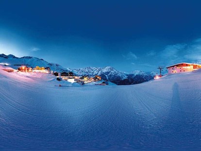 Hotels an der Piste - Parkplatz: kostenlos beim Hotel - Fendels - Skifahren im strahlenden Sonnenschein am Gletscher - Skihotel Edelweiss Hochsölden