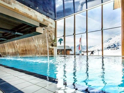Hotels an der Piste - Hotel-Schwerpunkt: Skifahren & Wellness - Kühtai - Hoteleigener Innenpool mit Panoramablick - Skihotel Edelweiss Hochsölden
