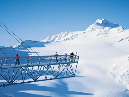 Hotels an der Piste - Skiraum: Skispinde - Moos/Passeier - Skifahren im strahlenden Sonnenschein am Gletscher - Skihotel Edelweiss Hochsölden