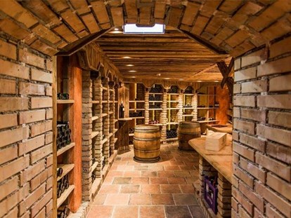 Hotels an der Piste - Sauna - Österreich - Traditioneller Weinkeller im Hotel - Skihotel Edelweiss Hochsölden
