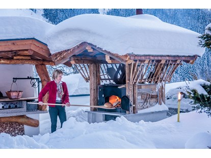 Hotels an der Piste - Hotel-Schwerpunkt: Skifahren & Kulinarik - Die Gastgeberin am Brot backen - Hotel Marten
