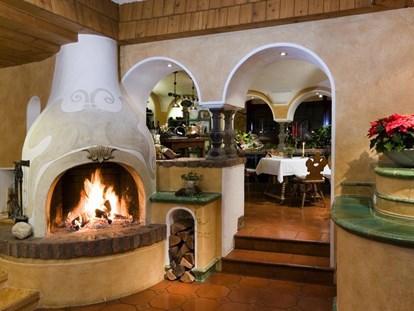 Hotels an der Piste - Hotel-Schwerpunkt: Skifahren & Romantik - Österreich - Gemütliche Atmosphäre in der Hotellobby und an der Hotelbar - Hotel Prägant ****
