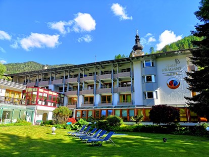 Hotels an der Piste - Skikurs direkt beim Hotel: für Kinder - 4000 m² Garten im Sommer mit Aussenpool - Hotel Prägant ****