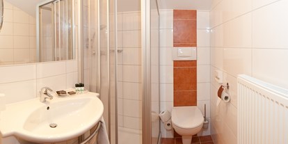 Hotels an der Piste - Klassifizierung: 4 Sterne - Kanzelhöhe - Badezimmer Doppelzimmer "Zirbe" - Hotel Berghof