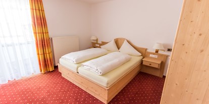 Hotels an der Piste - Sonnenterrasse - Kanzelhöhe - Schlafzimmer "Berghof-Suite" - Hotel Berghof
