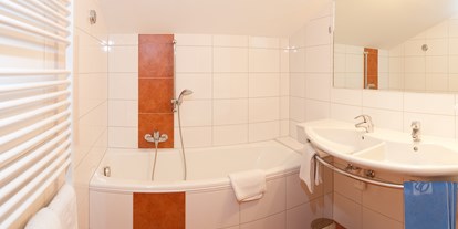 Hotels an der Piste - Wellnessbereich - Kanzelhöhe - Badezimmer Doppelzimmer "Fichte" - Hotel Berghof