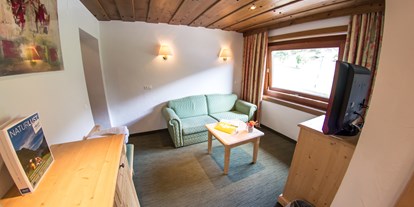 Hotels an der Piste - WLAN - Kanzelhöhe - Wohnzimmer Junior Suite "Enzian Stube" - Hotel Berghof