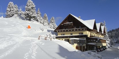 Hotels an der Piste - Ski-In Ski-Out - Kanzelhöhe - Hotel Turracherhof mit Blick von der Piste/Lift - Hotel Turracherhof