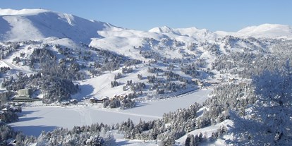 Hotels an der Piste - Hotel-Schwerpunkt: Skifahren & Wellness - Kanzelhöhe - Rundblick auf den Turrachersee mit Hotel Turracherhof - Hotel Turracherhof