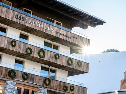 Hotels an der Piste - Hotel-Schwerpunkt: Skifahren & Kulinarik - Außenansicht Hotel - Hotel DAS ZWÖLFERHAUS