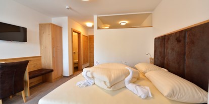 Hotels an der Piste - Sonnenterrasse - Kärnten - modernes Zimmer - ALMHOTEL KÄRNTEN