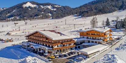 Hotels an der Piste - Verpflegung: alkoholfreie Getränke ganztags inklusive - Kitzbühel - Winteransicht vom Kitzspitz mit dem Skigebiet im Hintergrund  - Naturhotel Kitzspitz