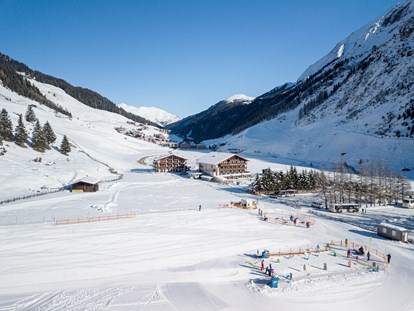 Hotels an der Piste - Skikurs direkt beim Hotel: für Erwachsene - Fügen - Talabfahrt und Übungslift der Skischule direkt am Haus - Kinder- & Gletscherhotel Hintertuxerhof