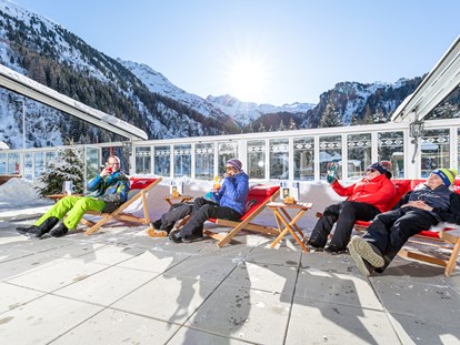 Hotels an der Piste - Wellnessbereich - Skigebiet Hintertuxer Gletscher - Sonnenterrasse - Kinder- & Gletscherhotel Hintertuxerhof