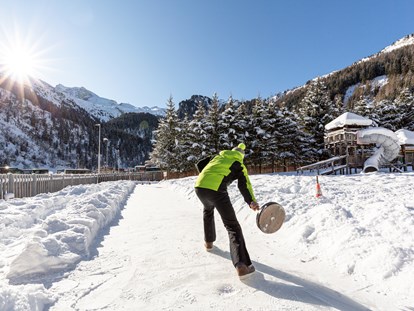 Hotels an der Piste - Hotel-Schwerpunkt: Skifahren & Kulinarik - Mayrhofen (Mayrhofen) - Eisstockbahn - Kinder- & Gletscherhotel Hintertuxerhof