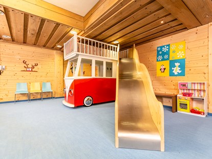 Hotels an der Piste - Kinder-/Übungshang - Skigebiet Hintertuxer Gletscher - Spielzimmer mit täglicher Kinderbetreuung - Kinder- & Gletscherhotel Hintertuxerhof