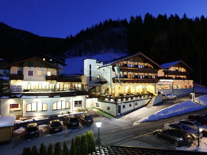 Hotels an der Piste - Ski-In Ski-Out - Gosau - Panoramahotel Gürtl - Außenansicht Winter - Panoramahotel Gürtl