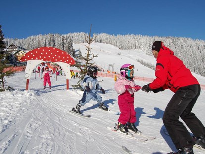 Hotels an der Piste - Skiservice: vorhanden - Österreich - Kinderskikurs am Familienschiberg St. Jakob im Walde - direkt vorm Hotel
(Foto: Skischule Feiner) - Familienhotel Berger ***superior