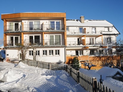 Hotels an der Piste - Skikurs direkt beim Hotel: für Erwachsene - Gartenansicht im Winter - Familienhotel Berger ***superior