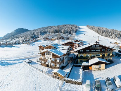 Hotels an der Piste - Parkplatz: kostenlos beim Hotel - Außenansicht - Skiurlaub direkt an der Piste am Achterjet in Flachau - B&B Hotel Die Bergquelle