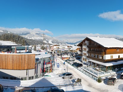 Hotels an der Piste - Award-Gewinner - Abtenau - B&B Hotel Die Bergquelle - Winterpanorama - direkt an der Gondelstation beim Achterjet in Flachau - B&B Hotel Die Bergquelle