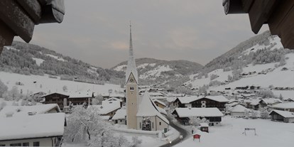 Hotels an der Piste - Skiraum: Skispinde - Fügen - Blick vom Hotel zur Kirche - Hotel Austria
