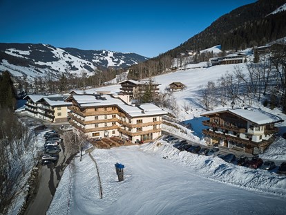 Hotels an der Piste - Parkplatz: kostenlos beim Hotel - Hotel direkt an der Piste des Bergfried Liftes mitten im Skigebiet Saalbach-Hinterglemm-Leogang - Dein MOUNTAIN Wohlfühlhotel Johanneshof
