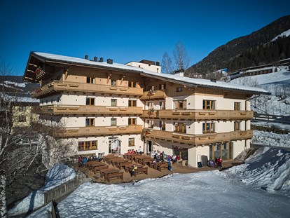 Hotels an der Piste - Hotel-Schwerpunkt: Skifahren & Kulinarik - Kirchberg in Tirol - Herrliche Sonnenterrasse direkt an der Skipiste!  - Dein MOUNTAIN Wohlfühlhotel Johanneshof