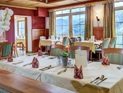 Hotels an der Piste - Verpflegung: alkoholfreie Getränke ganztags inklusive - Speisesaal mit Panorama-Blick - Berghotel Jaga-Alm