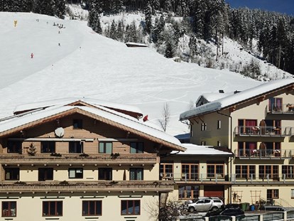 Hotels an der Piste - Hotel-Schwerpunkt: Skifahren & Wellness - Fieberbrunn - Das Berghotel Jaga-Alm im Winter - Berghotel Jaga-Alm