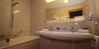 Hotels an der Piste - Hotel-Schwerpunkt: Skifahren & Wellness - Nauders - Badezimmer mit Badewanne 
Bad / WC separat getrennt 
Doppelwaschbecken  - Hotel Persura
