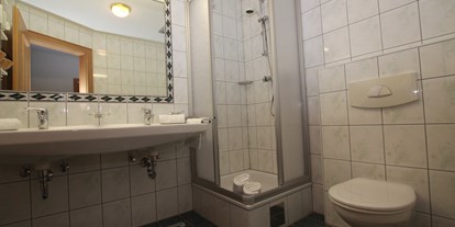 Hotels an der Piste - Hotel-Schwerpunkt: Skifahren & Wellness - Nauders - Badezimmer mit Dusche / WC 
Doppelwaschbecken  - Hotel Persura